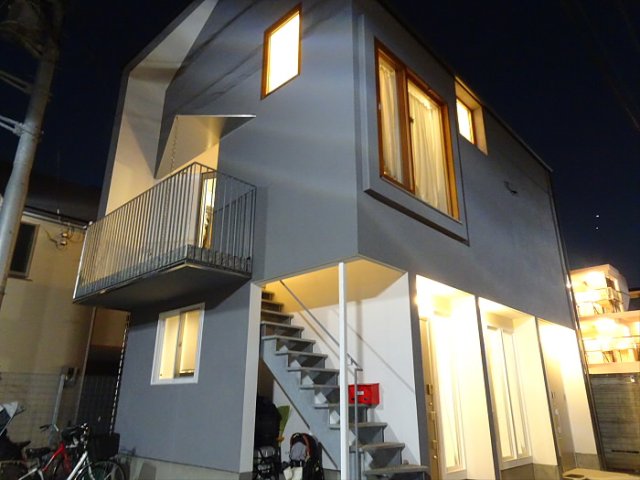 3階建ての建物のB1-1階に位置しています。