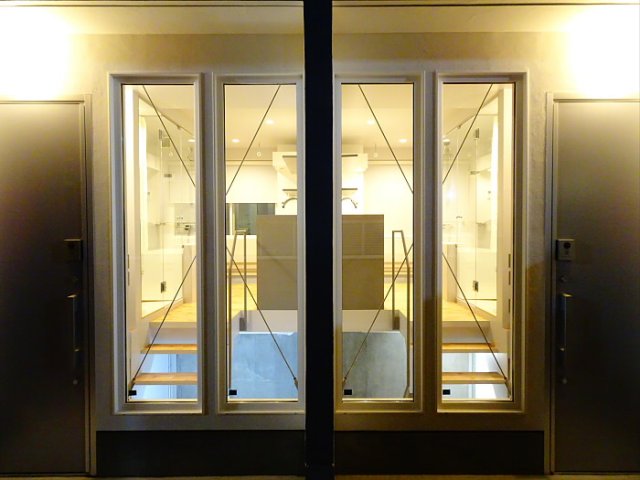 外から中が丸見えですね。