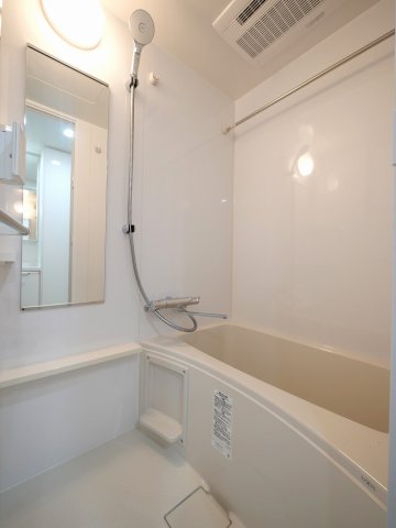 こちらも白でまとめられた浴槽です。