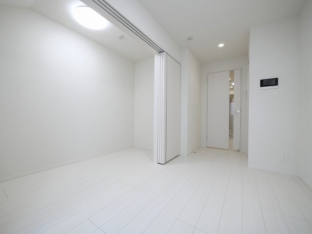 ５．３帖の洋室と２．９帖の真っ白な洋室が広がります。