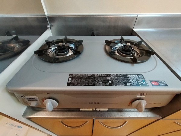 2口のガスコンロ付きです。