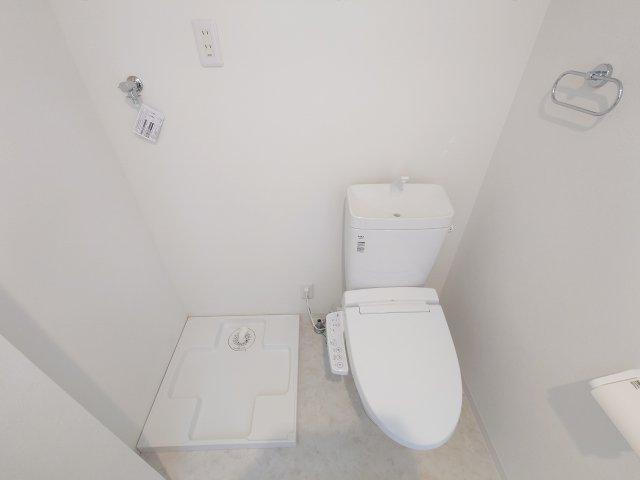 室内洗濯機置き場・トイレの様子です。