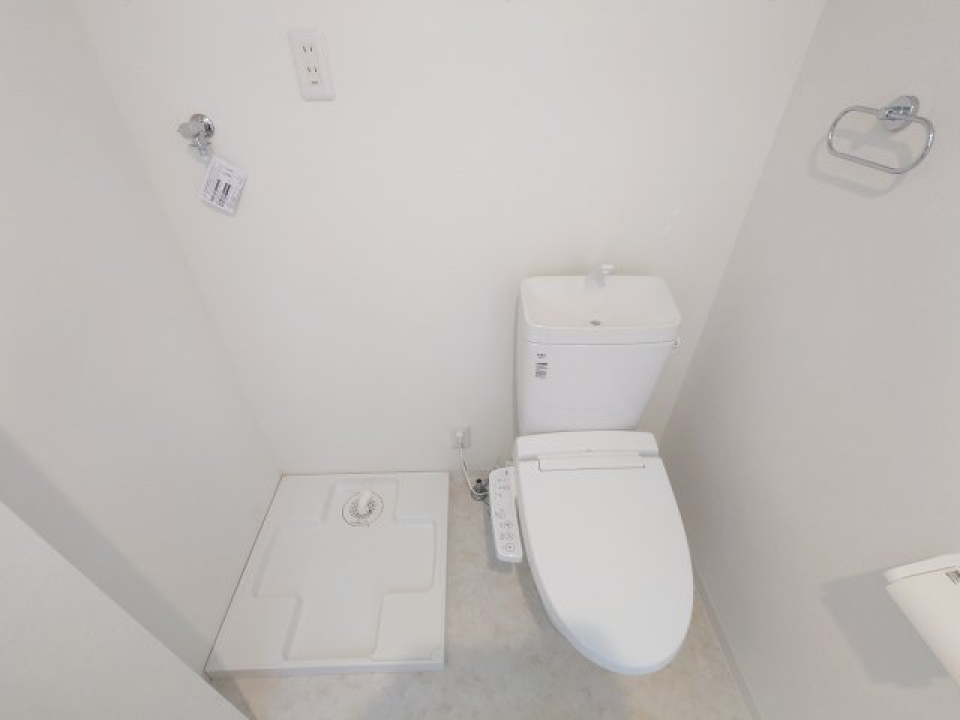 室内洗濯機置き場・トイレの様子です。