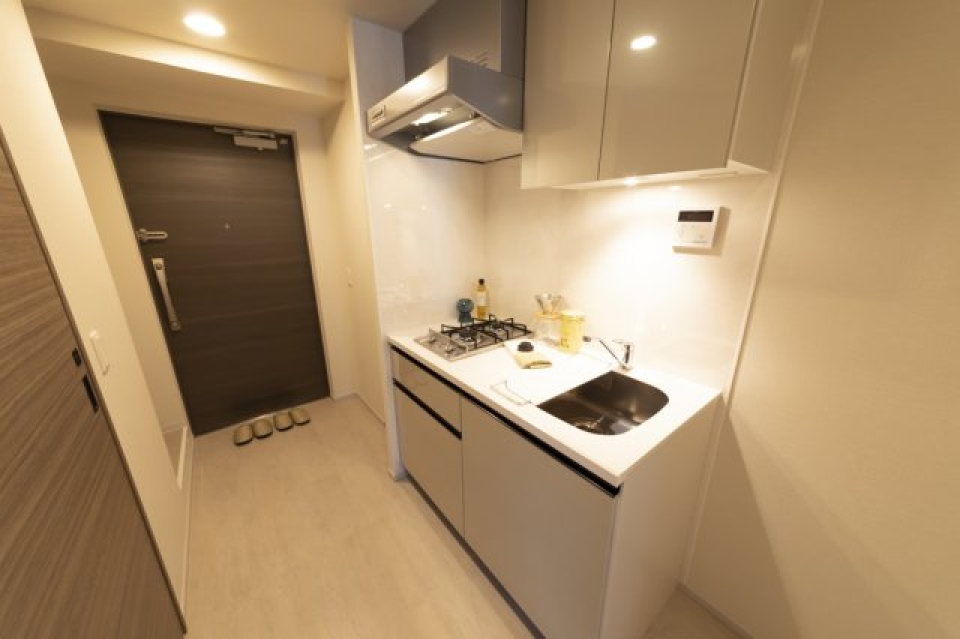 ２口のガスコンロが設置されています。シンク上にパネルがあり、ワークスペースが確保されていますね。※参考写真