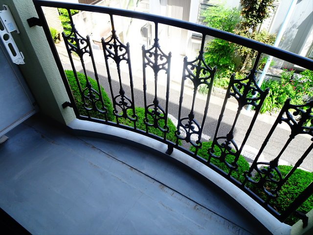 バルコニーからは前の道路を眺めることが出来ます。