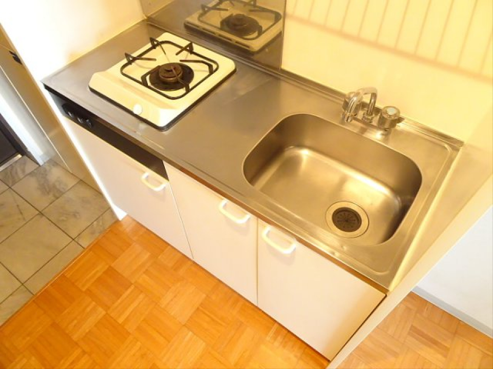 １口のガスコンロが設置された、コンパクトなキッチンです。