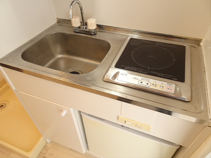 1口のIHコンロの下に冷蔵庫が設置されています。