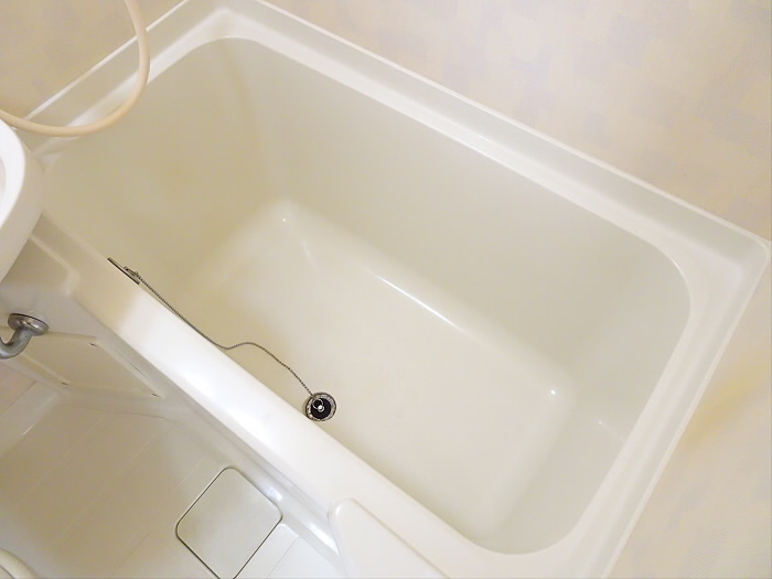 白でまとめられた浴槽です。