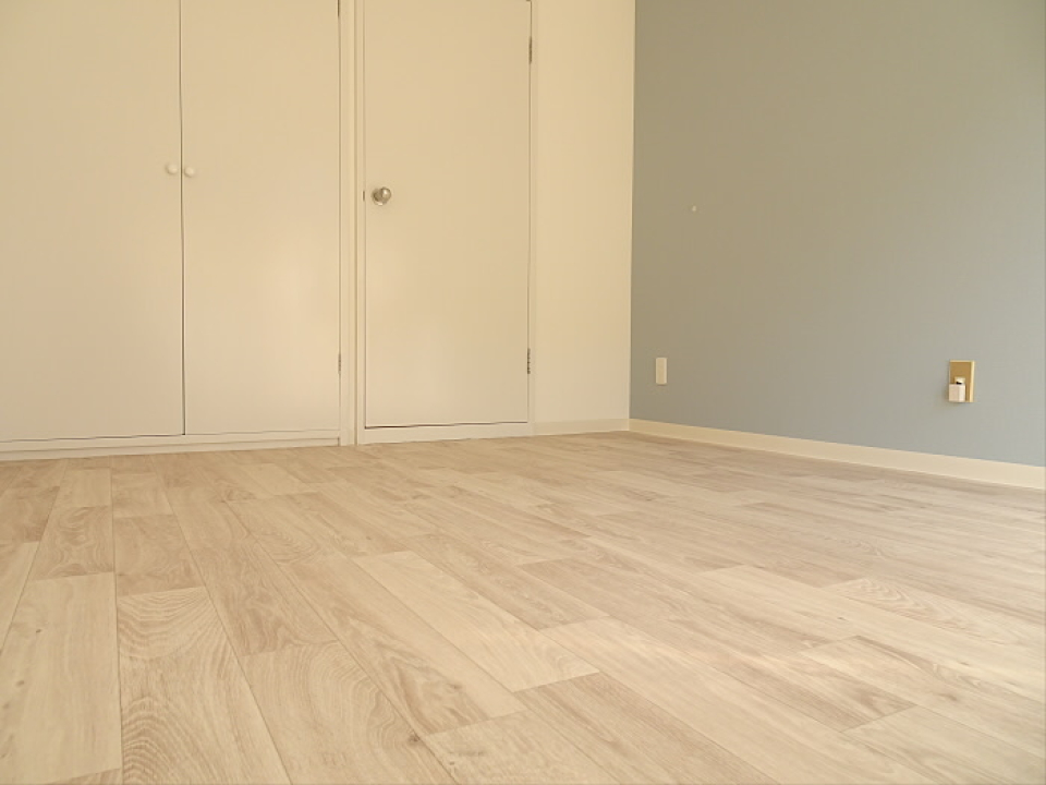 明るいトーンのフロアにライトブルーの壁が柔らかな雰囲気にしています。