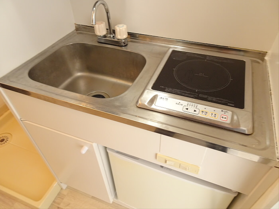 1口のIHコンロの下に冷蔵庫が設置されています。