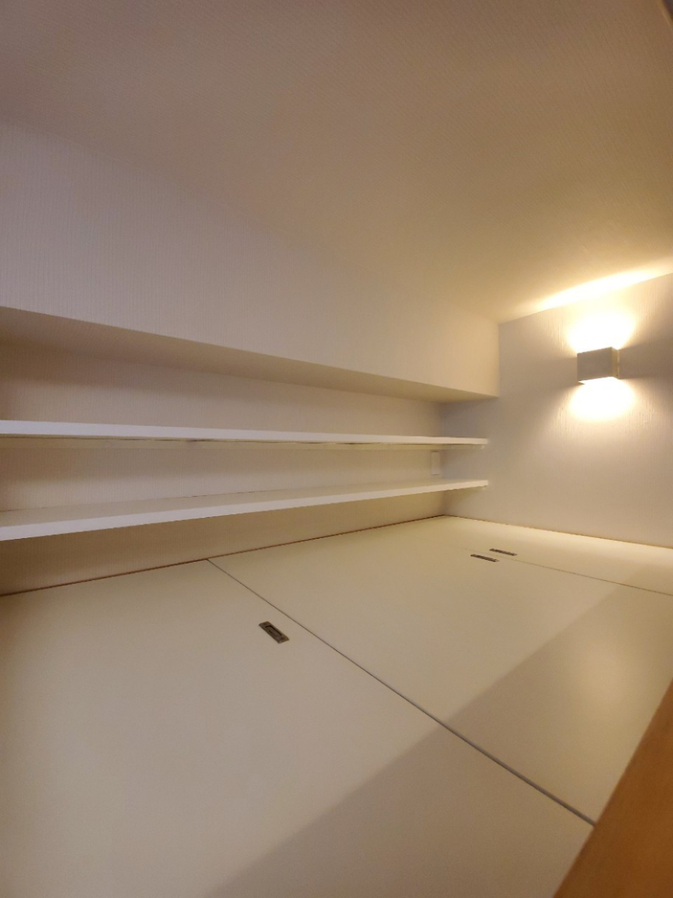 ロフトに上がると棚があります。文庫本をざっと並べてみたくなる。※同間取り別部屋参考写真