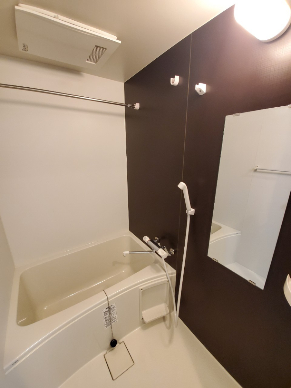 落ち着いたトーンのパネルが設置された浴室です。※同間取り別部屋参考写真