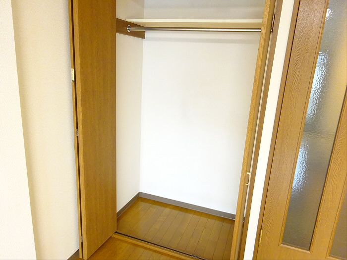 コンパクトサイズのクローゼットです。