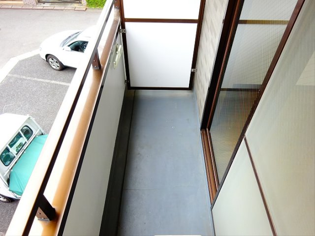 ３階建ての建物の２階に所在しています。