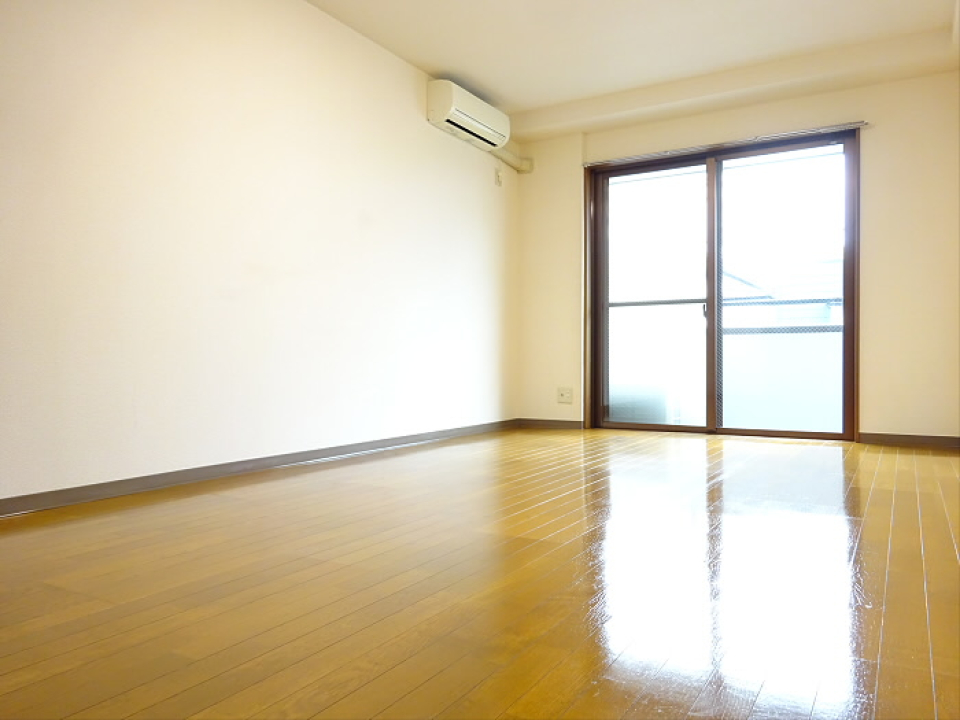 １０．２帖の南向きのお部屋です。