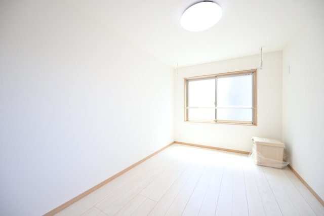 白でまとめられた御部屋になります。