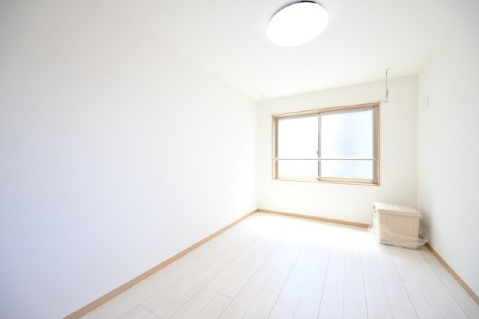 白でまとめられた御部屋になります。