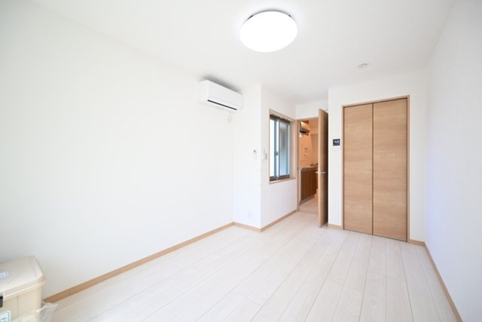 ホワイト調のフローリングと壁紙に、ナチュラルなカラーの建具です。