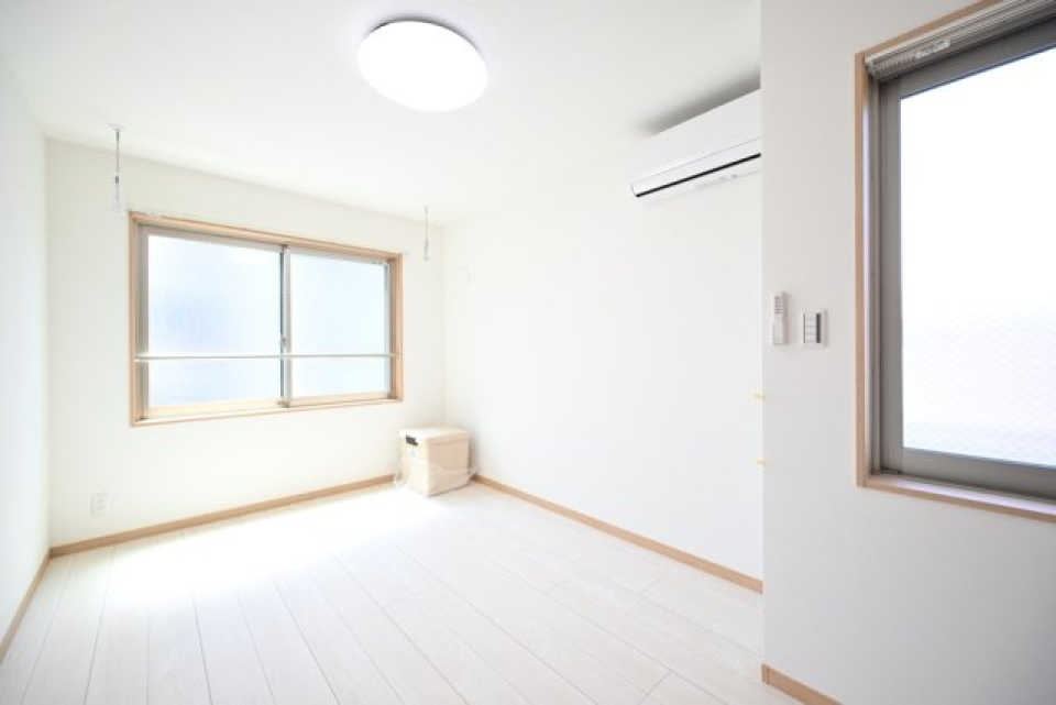 窓が２方向に設置されていて、自然光を集めやすそうです。