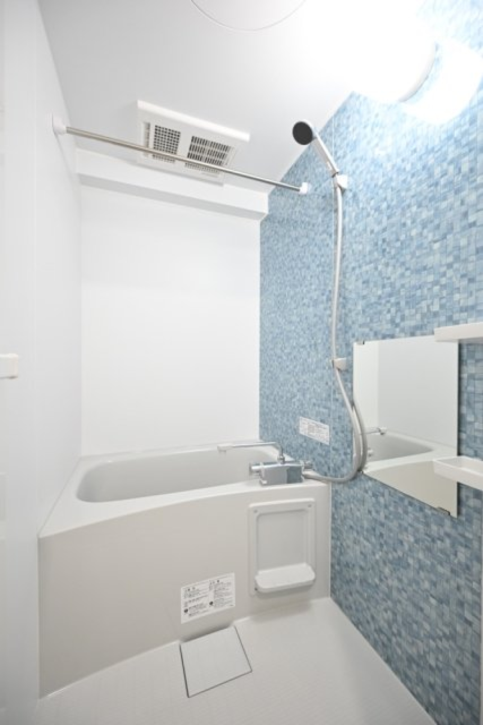 ライトブルーのパネルが導入されている浴室です。