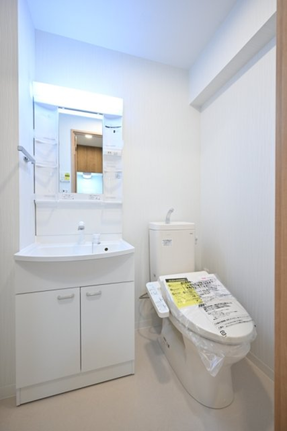 トイレ、洗面台が同じスペースにあります。