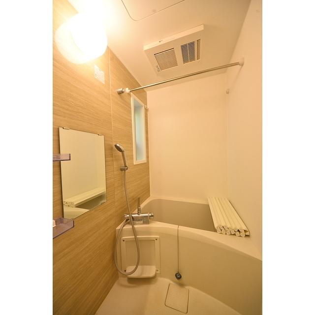 ナチュラルなパネルが導入された浴室です。