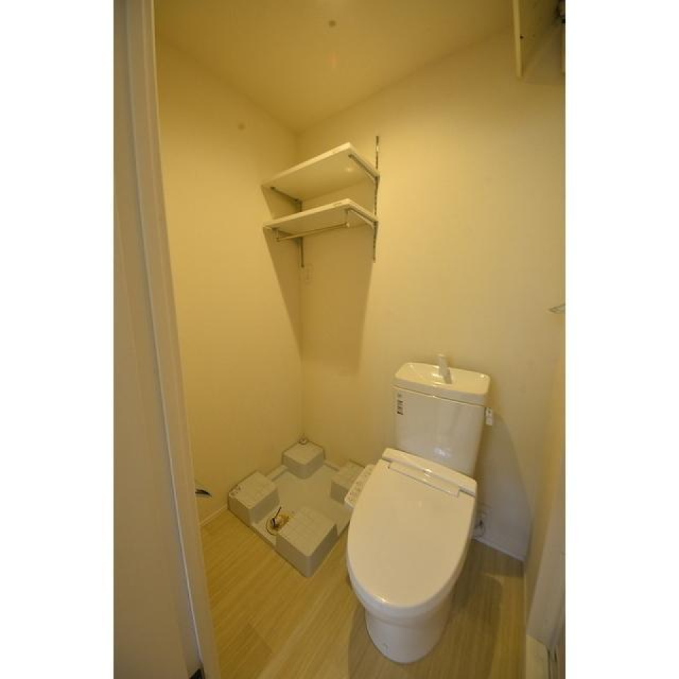 トイレの横には洗濯機置きがあり、洗剤などを置ける棚も付いています。