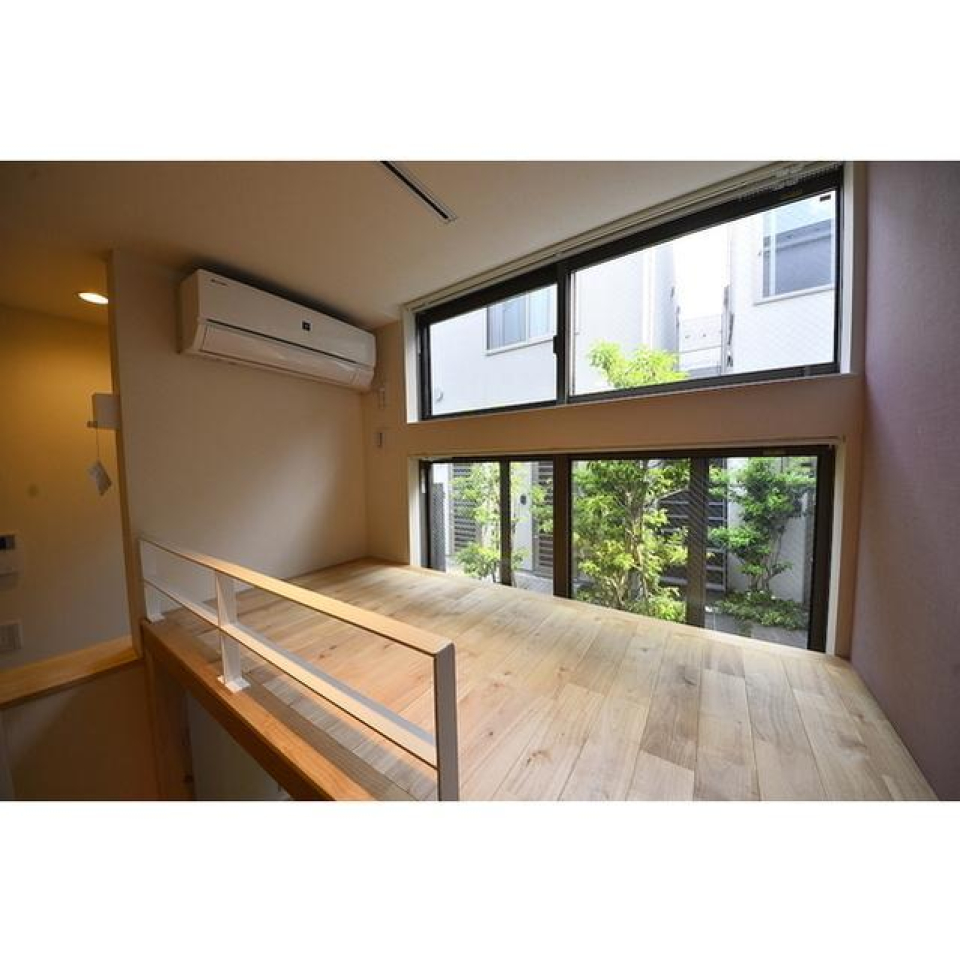 2段ベッドの横には開放的な窓があります。