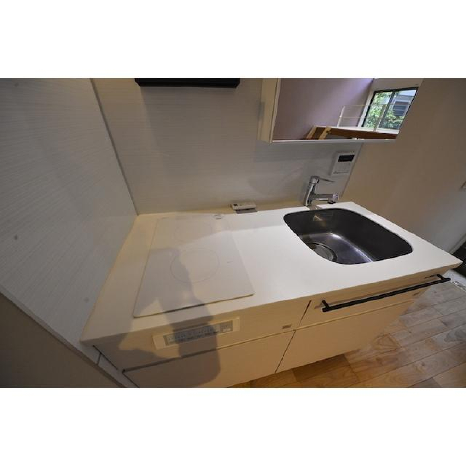 1口のIHコンロが設置されています。白で清潔感がありますね。