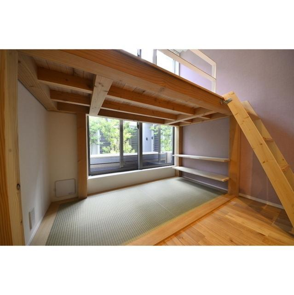 畳敷きで床に座りながら読書でもしたい空間ですね。