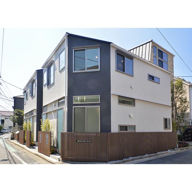 ２階建ての建物の１階に位置しています。