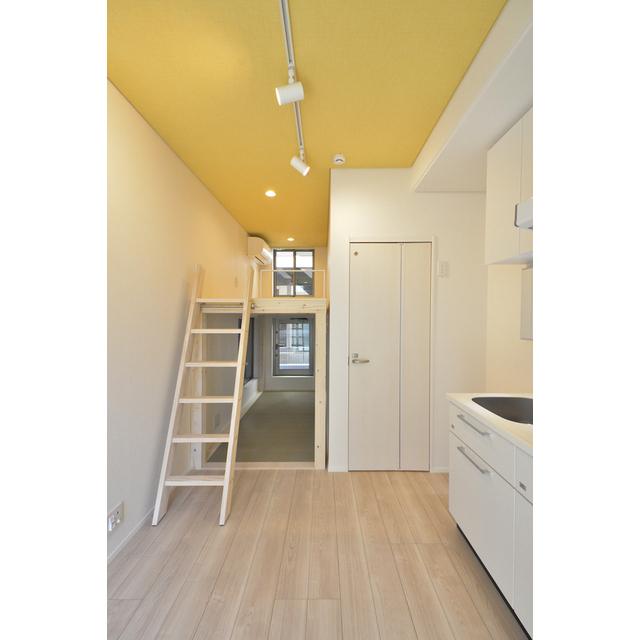 黄色い天井が可愛らしいお部屋です。