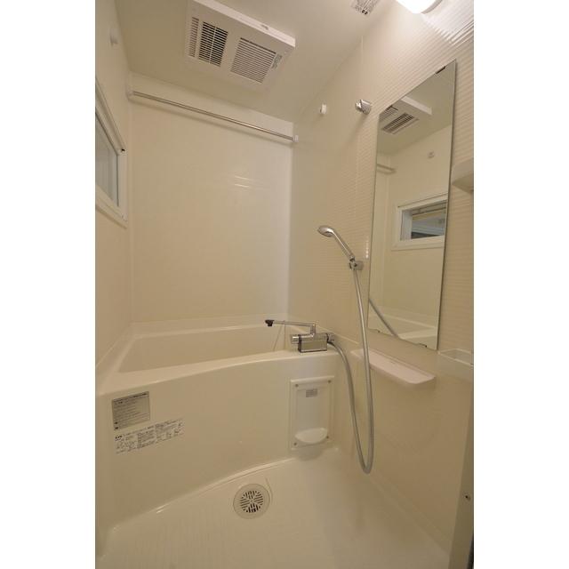 白くまとめられた浴室です。