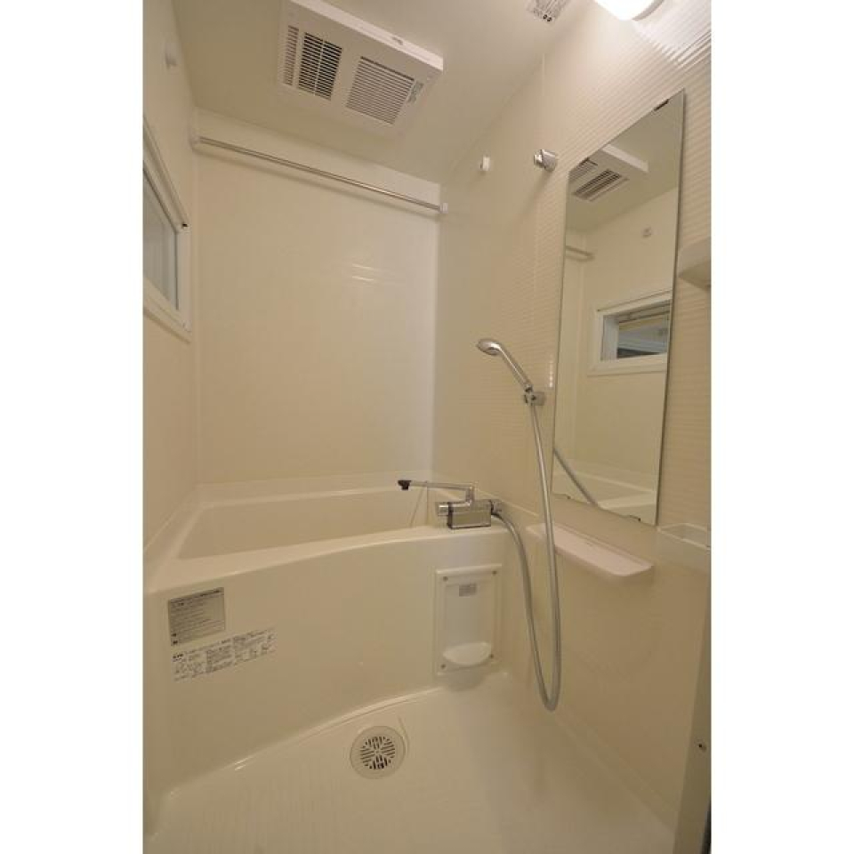 白くまとめられた浴室です。