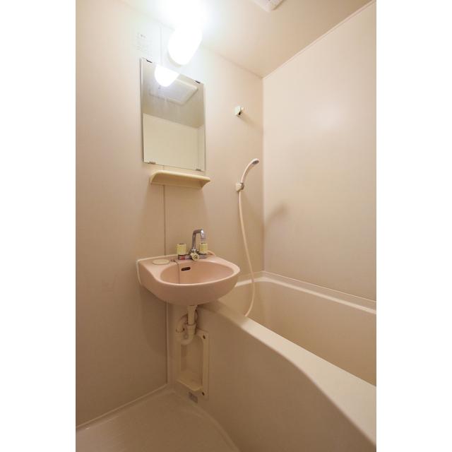 お掃除が楽な2点ユニットバスです。