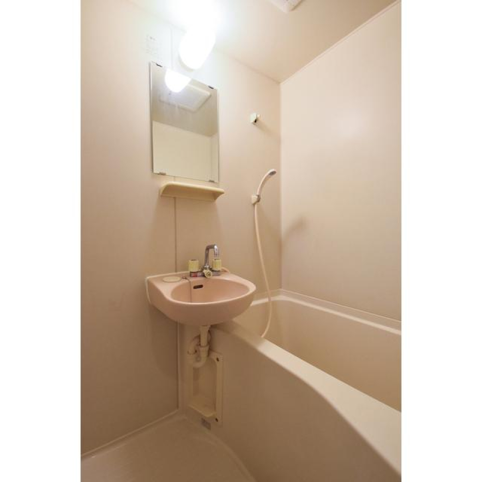 お掃除が楽な2点ユニットバスです。