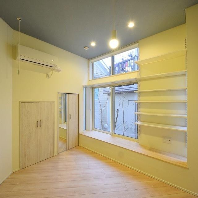 北側の扉は洗濯機を置く折戸です。