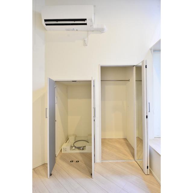 収納を開けた時の様子。収納には鏡が付いています。