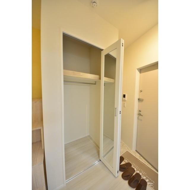 鏡付きの折れ戸の収納です。