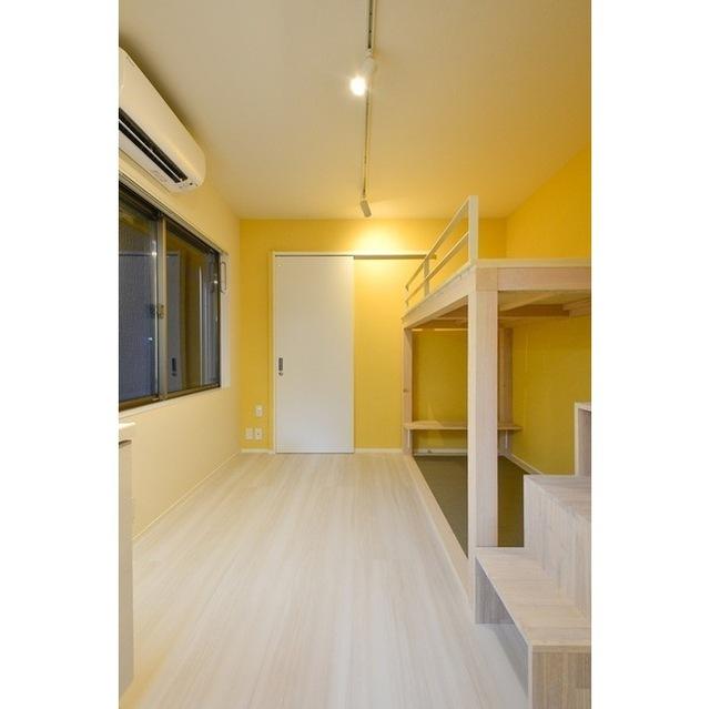 イエローの壁紙が優しい雰囲気の空間にしていますね。