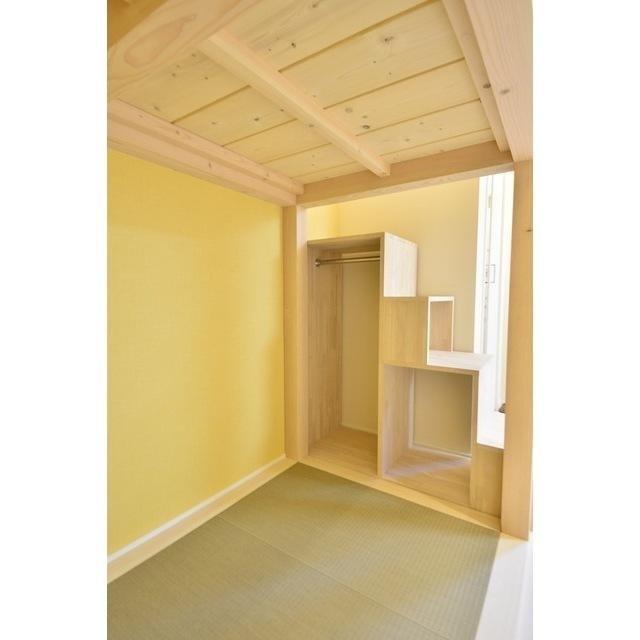 よく見ると吊り収納があります。