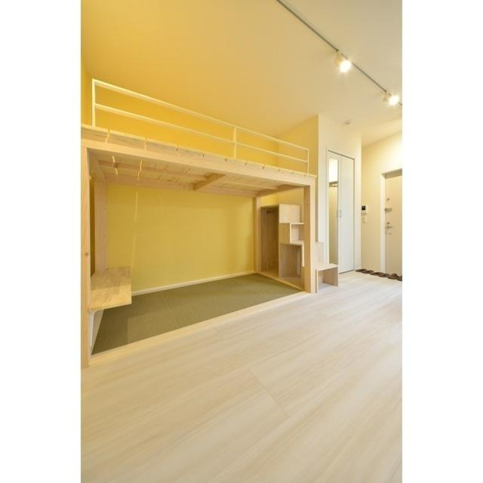 ホワイト調のフロアに2段ベットのような木枠が設置されています。