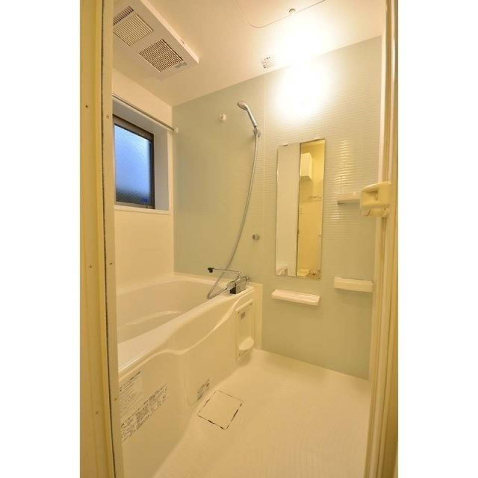 白くまとめられた浴室です。