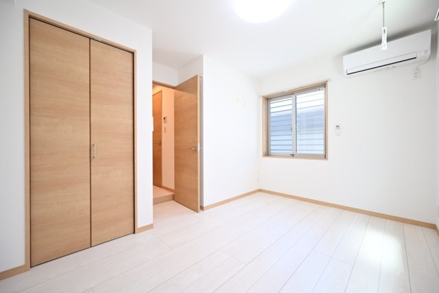 ホワイト調のフローリングと壁紙に、ナチュラルなカラーの建具です。