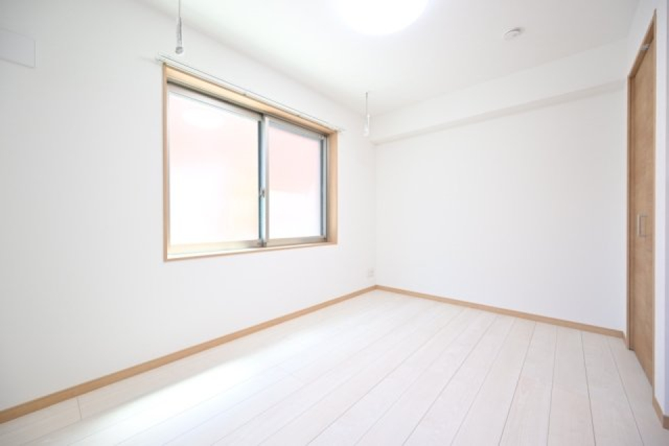 白い壁紙は自然光を上手く反射してくれます。