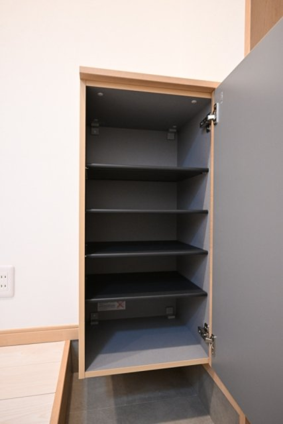 ひとり暮らしにはちょうどいい容量のシューズボックスです。