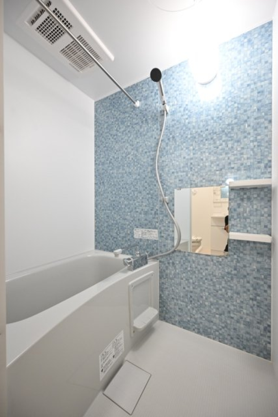 ライトブルーのパネルが導入されている浴室です。