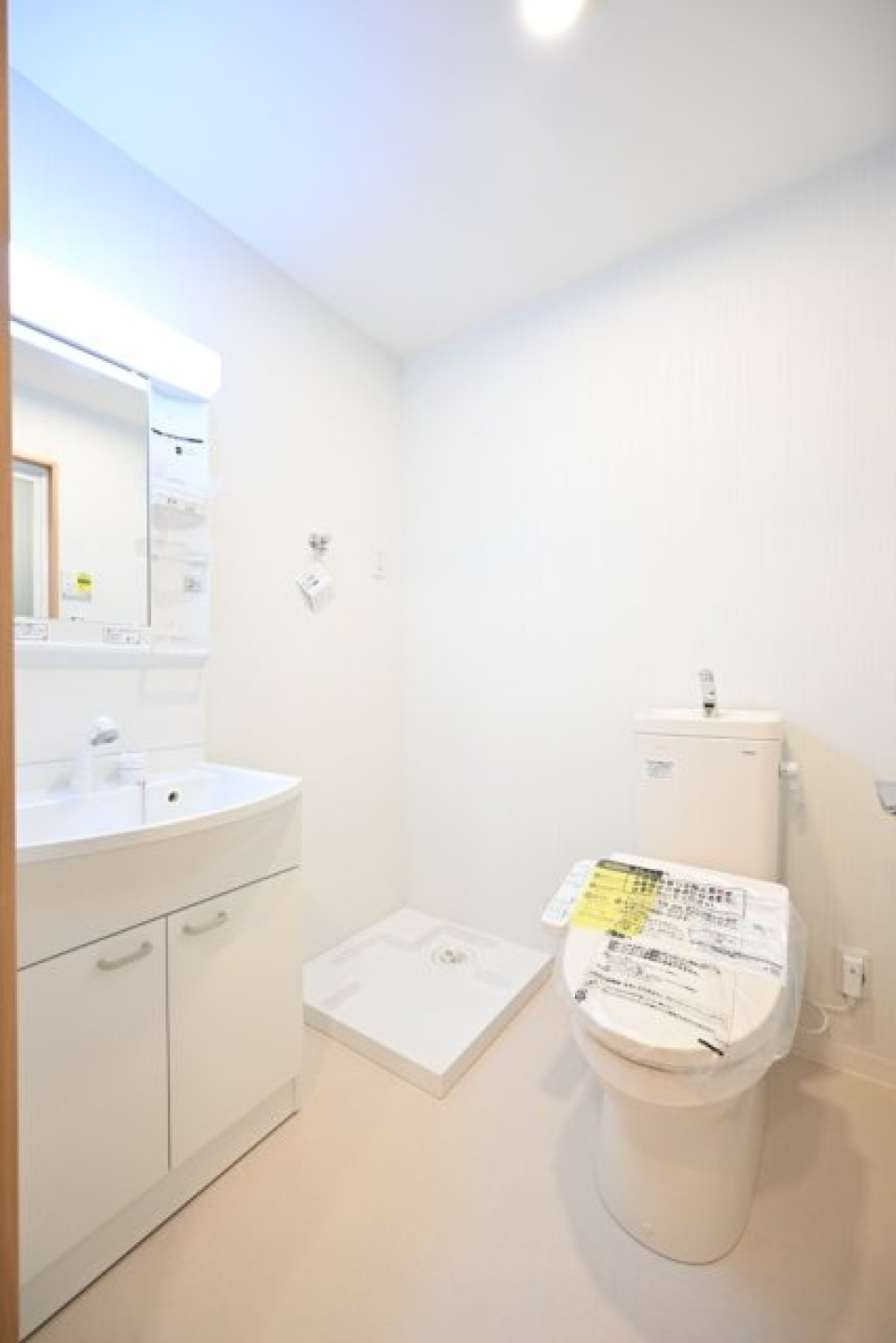 トイレ、洗面台が同じスペースにあります。