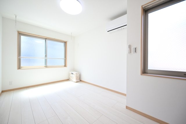 窓が２方向に設置されていて、自然光を集めやすそうです。