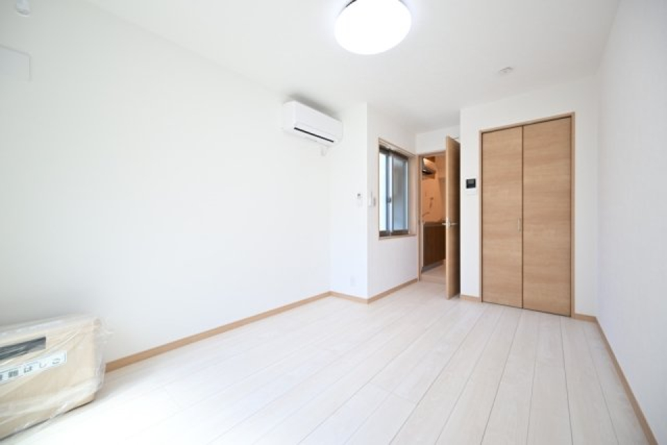 ホワイト調のフローリングと壁紙に、ナチュラルなカラーの建具です。